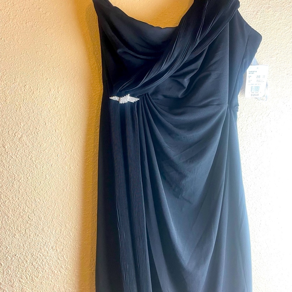 Elegant Black One-Shoulder Evening Dress with Rhinestone Accent